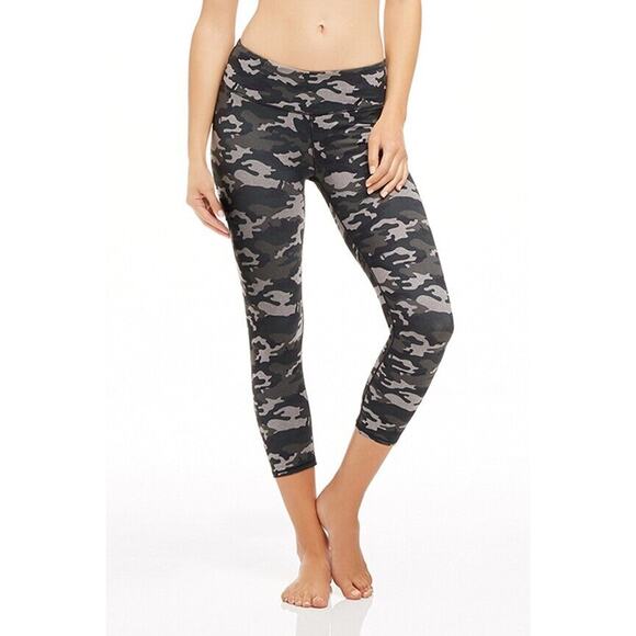 Fabletics Legging Womens XXS 2XS Moss Camo Lima Capri Lightweight Compression - Picture 11 of 13
